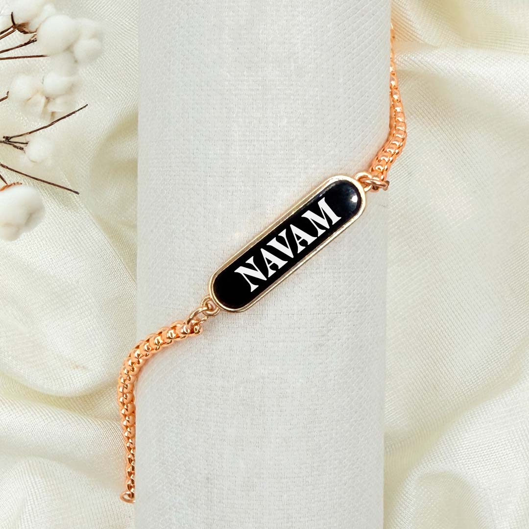 Classic Engraved Chain Bracelet – Personal Name on Black Plate