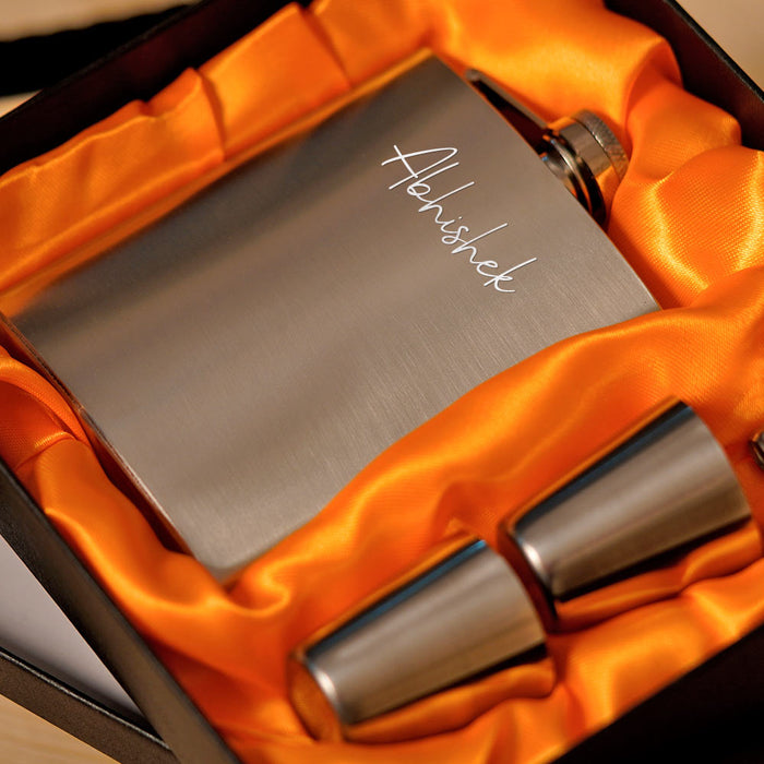 Customized Hip Flask And Shot Glasses Set